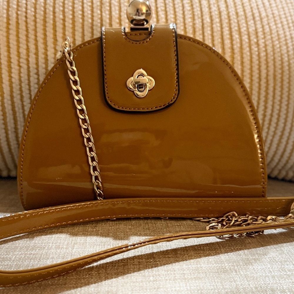 ✨ Retro Mustard Patent Half-Moon Crossbody Bag - Vintage Vibe! ✨ - Picture 2 of 8